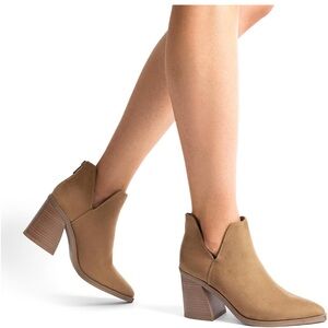 NWT Dream Pairs Brown Suede Ankle Boots with V-Cut Sides